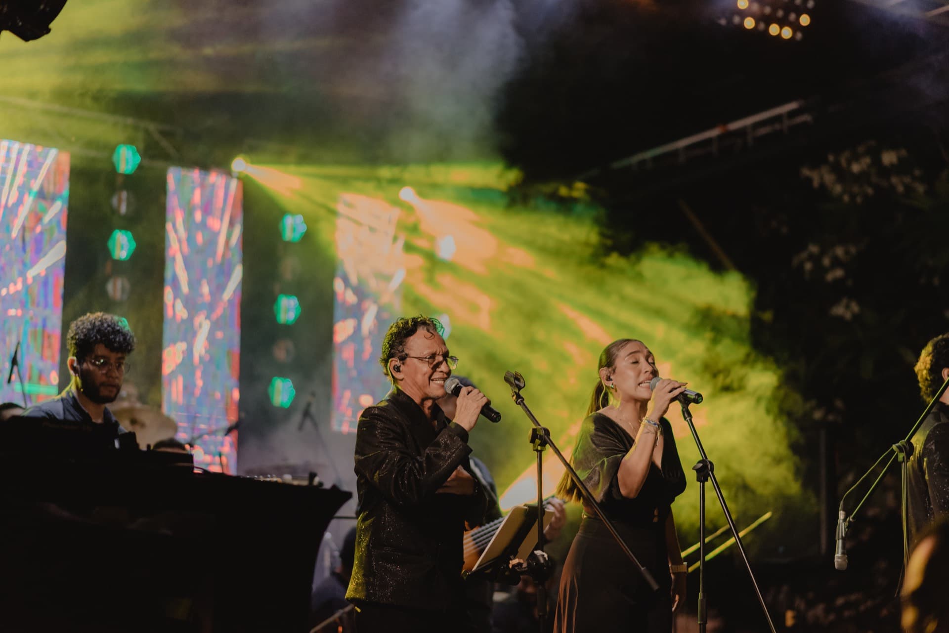 Cantantes en el escenario durante la recepción